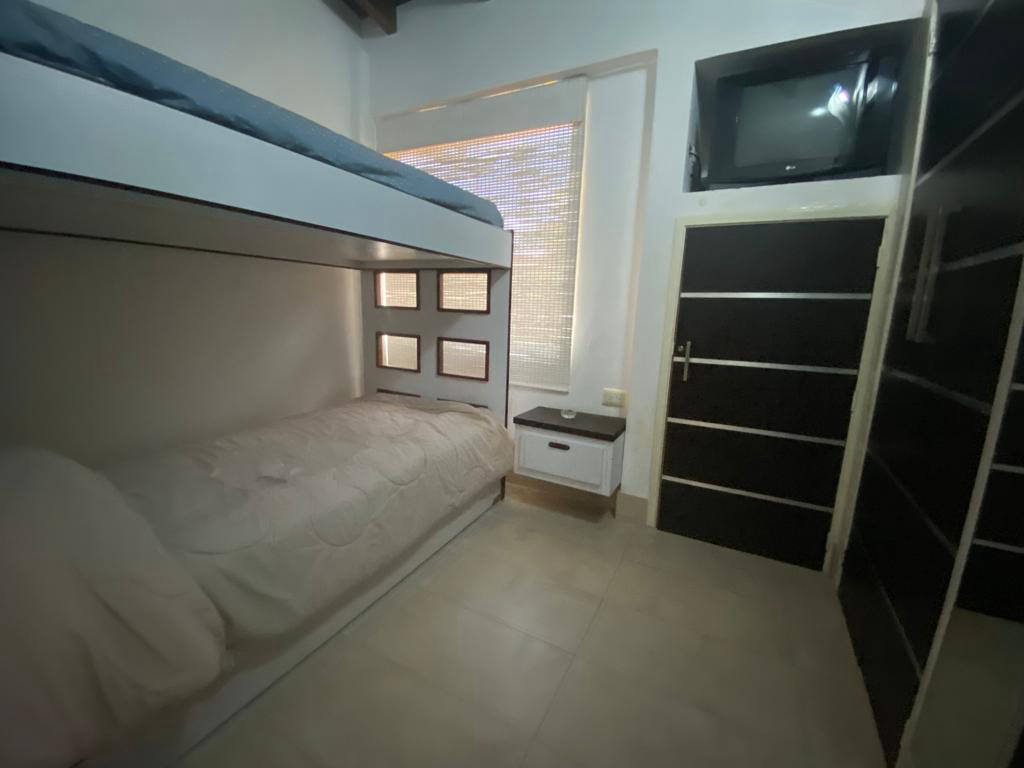 Будинок, 1076 м², 180 000$ — FAKTOR